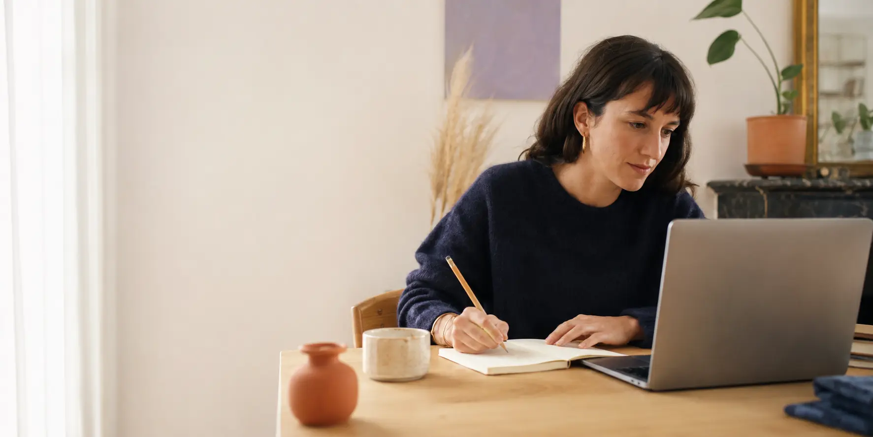 Une personne apprend à utiliser l’intelligence artificielle avec méthode